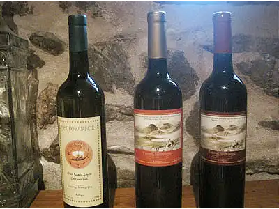Lokale Weine Wein Arikaras Petroulianos lokale Produkte
